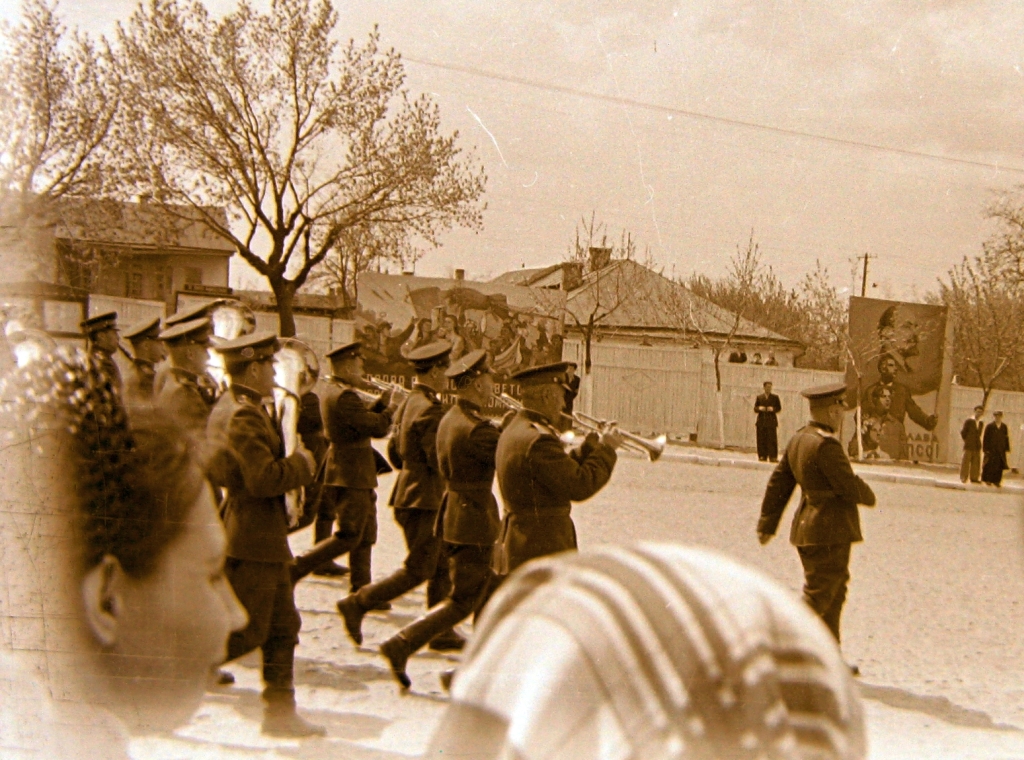  1 мая. Вид на площадь от трибуны   4